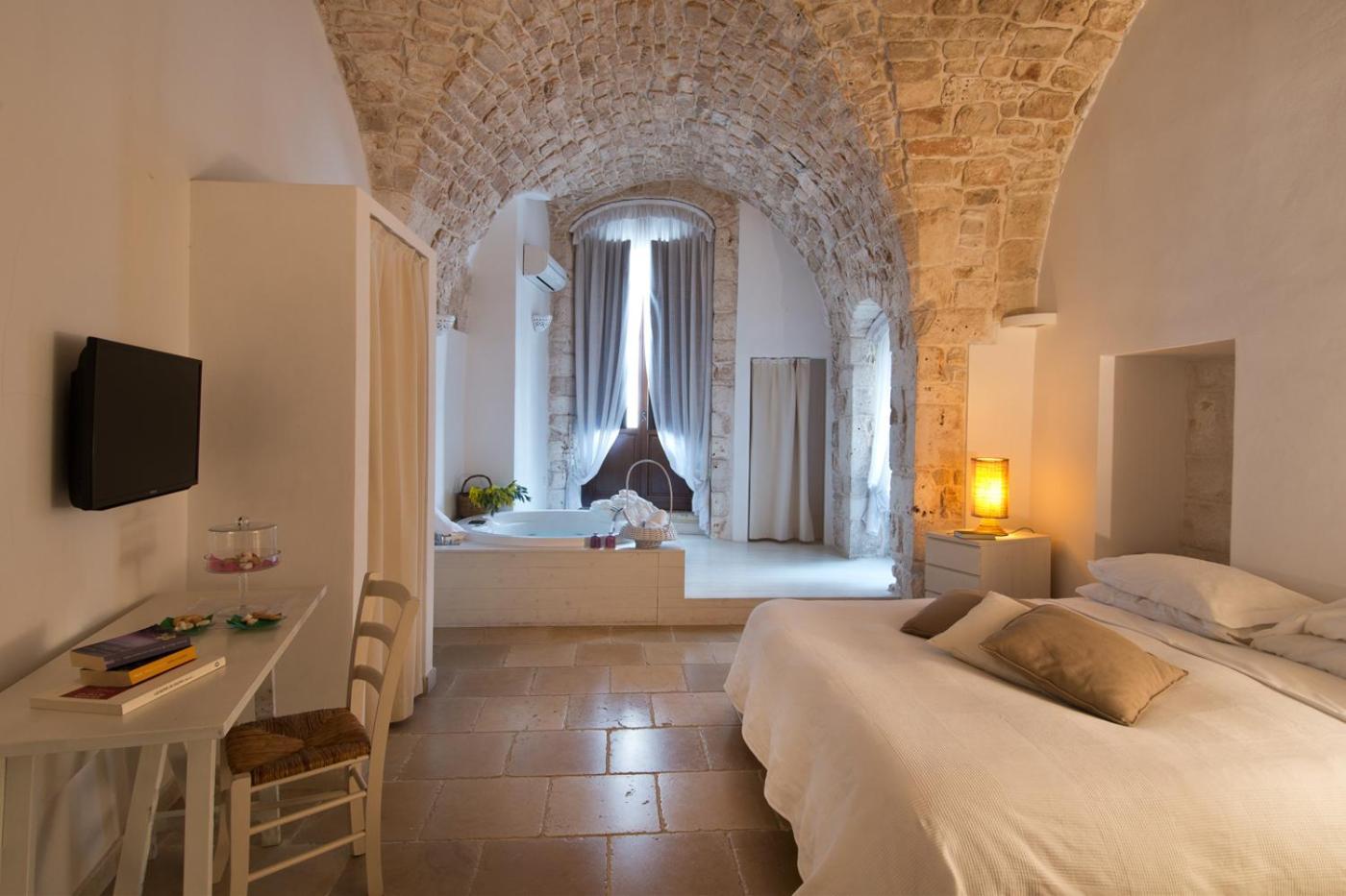Deluxe Suite Spa Bath